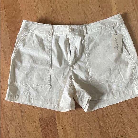 Universal Thread Pants - Universal Thread Cream Women's Shorts brand new with tag women’s size 16